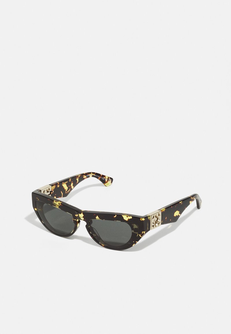 Occhiali da sole tartarugati con dettagli neri e oro, design angolare, lenti scure e hardware in metallo sulle tempie.