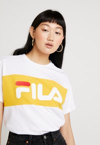 Fila ALLISON - T-shirt imprimé - bright white/citrus