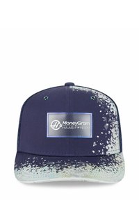 Granatowa czapka z płaskim daszkiem, z tłoczoną, wzorzystą osłoną w jasnych i ciemnych odcieniach. Główne logo wyeksponowane na przodzie.