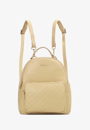 Mochila de cuero beige con correas ajustables, bolsillo delantero con cremallera grabado con patrón y logo "kazar" sobre el bolsillo.