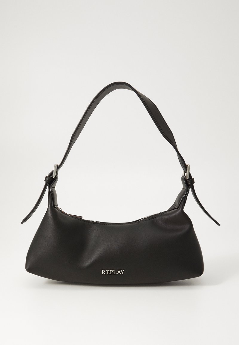 Borsa a mano in pelle nera con una texture liscia, una forma curva e una tracolla corta regolabile; presenta un logo argentato sul davanti.