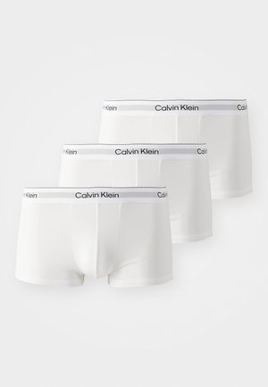 Calvin Klein λευκά boxer briefs σε τρίπλο πακέτο; διαθέτουν μαλακό, ελαστικό ύφασμα με λείο λάστιχο στη μέση και λογότυπο σε μαύρο και γκρι χρώμα.