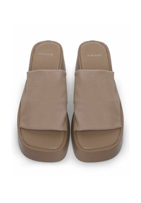 Beige platform slidesandaler med en bred, tekstureret stofrem, glat syntetisk fodseng og minimalistisk design. Brandnavn prægede indeni.