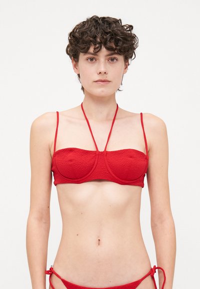 Sutien roșu de bikini cu o suprafață texturată, cu cupe cu suport, bretele subțiri și un design tip bandeau.