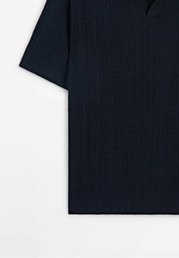 Pull en maille noir à manches courtes avec texture côtelée verticale et col en V, présenté sur fond blanc.