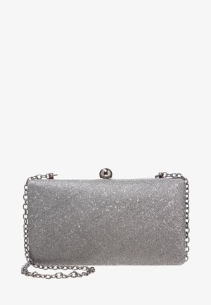 Srebrna prostokątna torebka kopertówka z brokatem, z metalowym zapięciem i dopasowanym srebrnym łańcuszkiem na białym tle.