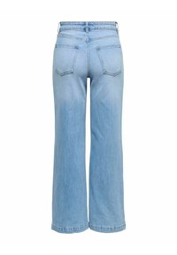 Světle modré široké džíny s vysokým pasem, které mají čtyři kapsy a minimální detaily šití. Hladká textura a rovný lem.