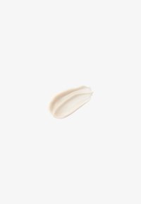 Crema ligera con una textura suave y ligeramente brillante, presentada como un pequeño bulto curvado sobre un fondo blanco.