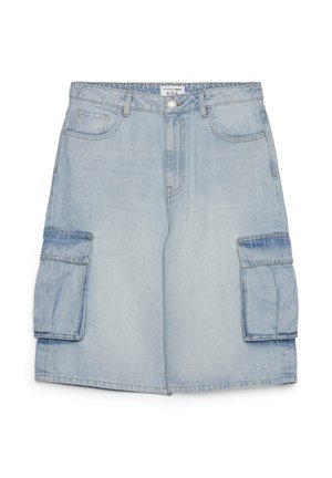 Pantaloncini cargo in denim azzurro chiaro con vita alta, due tasche laterali e due grandi tasche a toppa sulle cosce. Texture liscia, vestibilità rilassata.