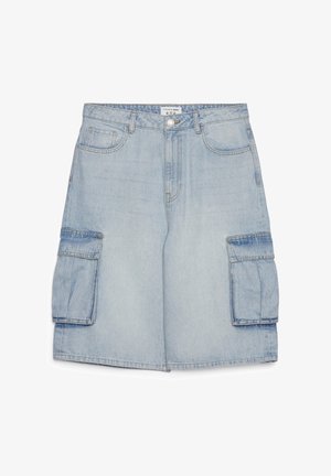 Jasnoniebieskie denimowe szorty cargo z wysokim stanem, dwoma bocznymi kieszeniami oraz dwoma dużymi naszywanymi kieszeniami na udach. Gładka faktura, luźny krój.