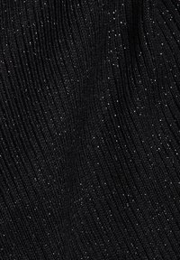 Tissu tricoté noir côtelé avec de fines fils argentés brillants tissés partout, créant un effet scintillant subtil.