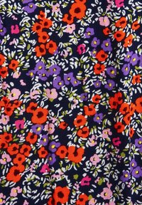 Navy kangas dengan pola bunga yang padat, menampilkan bunga merah, ungu, dan pink, serta kelopak putih yang tersebar dengan batang hijau.