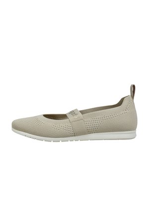 Beiger flacher Schuh aus Netzmaterial mit abgerundeter Spitze, elastischem Riemen über dem Spann und strukturierten Details am Obermaterial, mit einer weißen Gummisohle.