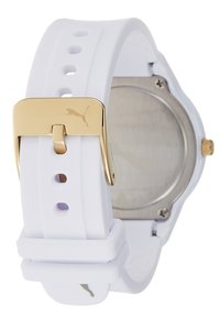 Bracelet de montre en silicone blanc avec boucle en métal doré gravée du logo Puma, fixé à un dos de montre en acier inoxydable.