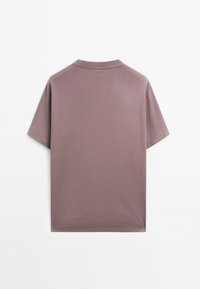 T-shirt a maniche corte in un tenue mauve, realizzato in cotone morbido. Presenta un classico collo rotondo e una finitura liscia e senza texture.