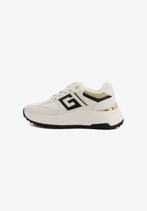 Beżowe buty sportowe z teksturowaną cholewką, czarnymi akcentami, złotymi detalami na pięcie oraz masywną czarną podeszwą. Posiadają logo po bokach.
