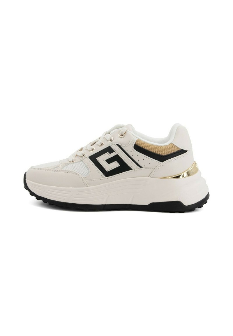 Baskets de sport beiges avec une tige texturée, accents noirs, détails dorés au niveau du talon et semelle noire épaisse. Présente un logo sur le côté.