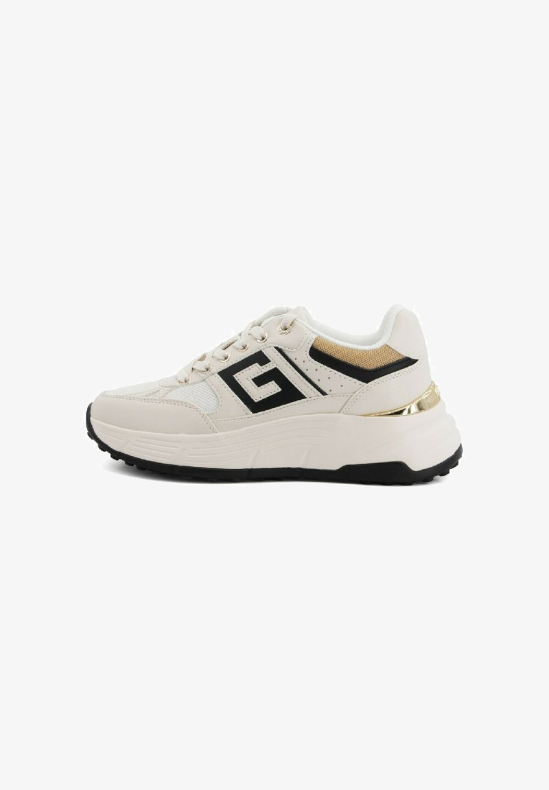 Scarpe da ginnastica beige con una parte superiore testurizzata, accenti neri, dettagli dorati sul tallone e una suola nera spessa. Presenta un logo sul lato.