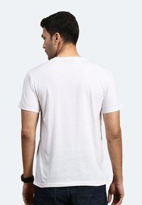 Weißes Baumwoll-T-Shirt mit kurzen Ärmeln, Rundhalsausschnitt, glatter Textur und einfacher Schnittführung. Die Rückansicht zeigt minimale Nähte und ein schlichtes Design.