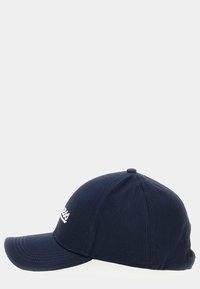 Mørkeblå baseballcap med en buet skygge, lavet af bomuld. Har et hvidt broderet logo foran og seks-panel design.