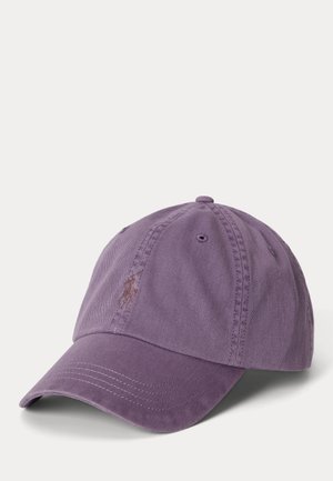 Casquette de baseball en coton violet avec une visière courbée et un logo cousu sur le panneau avant, présentée sur un fond clair uni.
