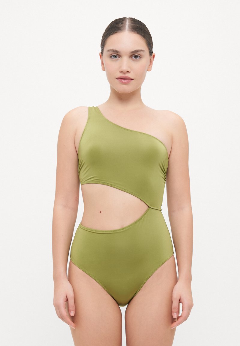 Olijfgroene bikini met één schouder en uitgesneden ontwerp. Zachte textuur, hoog uitgesneden broekje en minimalistische naden. Eenvoudige, functionele stijl.