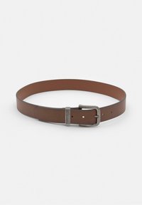 Curea din piele maro cu o textură netedă, având o cataramă rectangulară din metal argintiu și găuri ajustabile pe lungimea curelei.