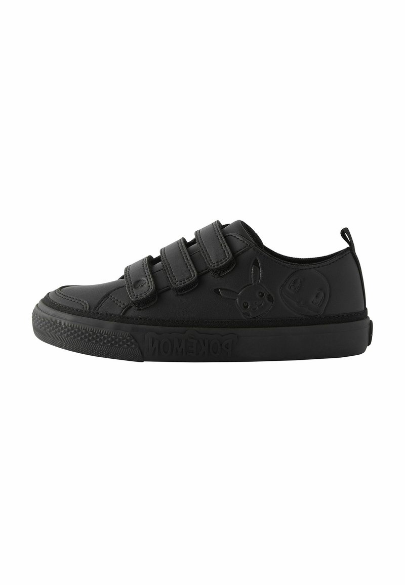 Baskets noires avec trois bandes Velcro, semelle en caoutchouc, personnages Pokémon embossés sur le côté et matériau texturé pour un design décontracté.