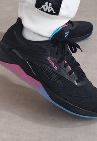 Reebok NANO - Sapatilha de treino - black/bolcya/laspin