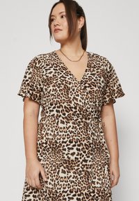 Vero Moda Curve VMCSAKI WRAP DRESS  - Päevakleit - sandshell betty