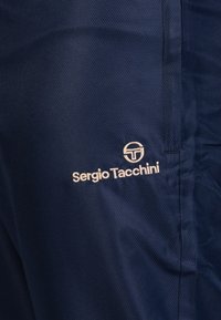 Marine-messtofen shorts met een discreet geborduurd logo, met een gladde textuur en een modern ontwerp.