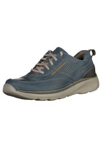 Sneaker in pelle blu con dettagli perforati, suola in gomma grigia e accenti beige. Presenta lacci rotondi e un anello in tessuto sul tallone.