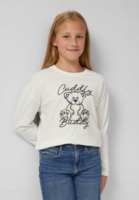 Biała koszula z długim rękawem z ilustracją misia i napisem "Cuddly Buddy" w czarnym skrypcie. Wykonana z bawełny, luźny krój.