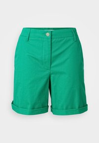 Grüne Baumwollshorts mit glatter Textur, ausgestattet mit einem einzelnen Knopfverschluss, umgeschlagenen Säumen und Seitentaschen für praktische Verwendung.