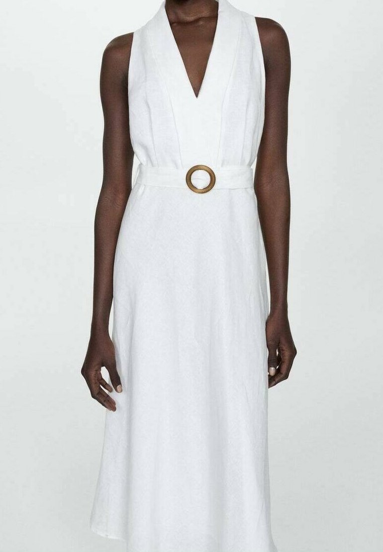 Weißes Leinenkleid mit tiefem V-Ausschnitt, ärmellosem Design und einem Taillengürtel mit einer kreisförmigen sandfarbenen Schnalle. Fließende A-Linien-Silhouette.