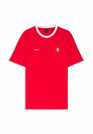 Rode korte mouw T-shirt met witte kraag, "BOSS" tekst op de linkerborst en een embleem met een esdoornblad op de rechterborst.