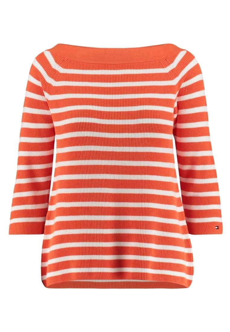 Pomarańczowo-biała prążkowana dzianinowa bluzka z szerokim dekoltem, rękawami do połowy przedramienia i luźnym krojem. Całość ozdobiona teksturowanym prążkowaniem.