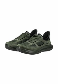 Sneaker in suede verde e rete con suola in gomma nera, caratterizzati da un design con lacci e accenti a contrasto sui lati.