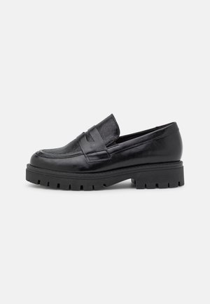 Czarny skórzany loafers z teksturowaną cholewką, masywną podeszwą z bieżnikiem oraz detalem z paskiem na monetę, pokazany z boku na jednolitym tle.