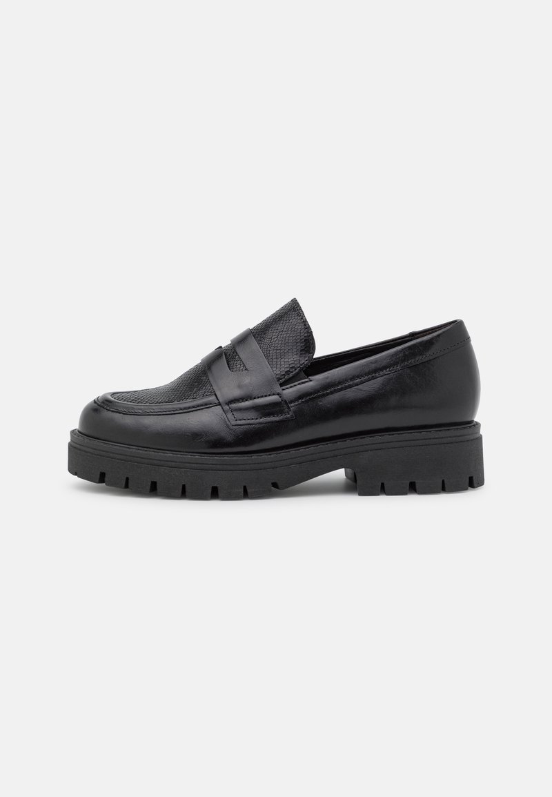 Mocassin en cuir noir avec dessus texturé, semelle crantée épaisse et détail de bride penny, présenté de côté sur un fond uni.