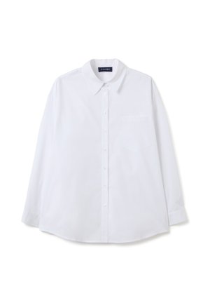Camicia bianca da uomo a maniche lunghe con colletto a punta e taschino, posata su uno sfondo bianco.