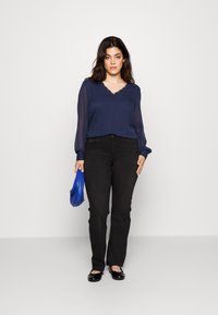 ONLY Carmakoma CARHIRIS  PUSH UP - Ļoti pieguloši džinsi - washed black