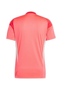 Kurzärmliges Sportshirt in leuchtendem Pink mit weißen Seiteneinsätzen, aus leichtem, atmungsaktivem Material. Glatte Textur mit Rundhalsausschnitt.