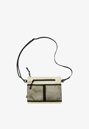 Kompakt beige skuldertaske med sort netlomme foran, lynlåslommer, justerbar sort rem og lille svensk flagmærke på siden.