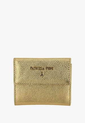 Portefeuille en cuir texturé doré avec fermeture à rabat, arborant le logo "Patrizia Pepe" et un emblème d'insecte au centre de la face avant.