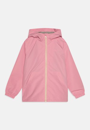 Veste imperméable rose avec capuche, fermeture éclair complète et poignets élastiques. Équipée de deux poches avant et d'un logo subtil sur la poitrine.