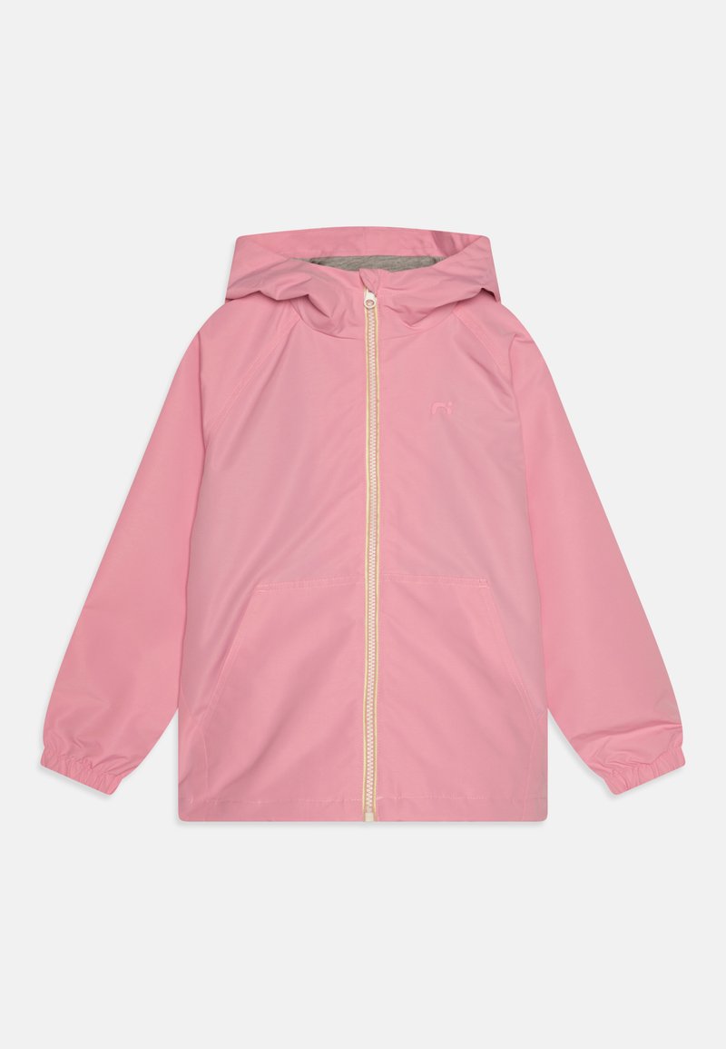 Chaqueta impermeable rosa con capucha, cremallera completa y puños elásticos. Tiene dos bolsillos frontales y un logo sutil en el pecho.
