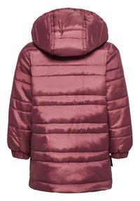 Puchowa kurtka w delikatnym różowym kolorze, z kapturem, elastycznymi mankietami i poziomym pikowanym wzorem dla lepszej izolacji. Gładka, błyszcząca struktura materiału.