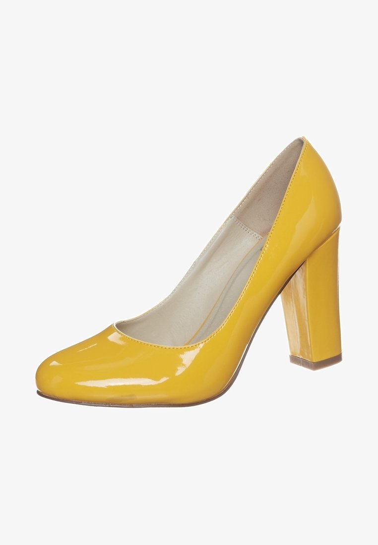 Chaussure à talon haut en cuir verni jaune avec un bout rond et un talon épais. Texture lisse avec une finition brillante et un design minimaliste.