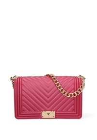 Sac à main en cuir matelassé rose avec une bandoulière en chaîne dorée et un fermoir rectangulaire. Il présente un motif en chevrons et un design structuré.